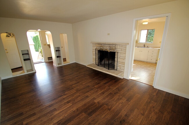 Building Photo - SPACIOUS, UPDATED 7 BEDROOM, 3 BATH, 2 KIT...
