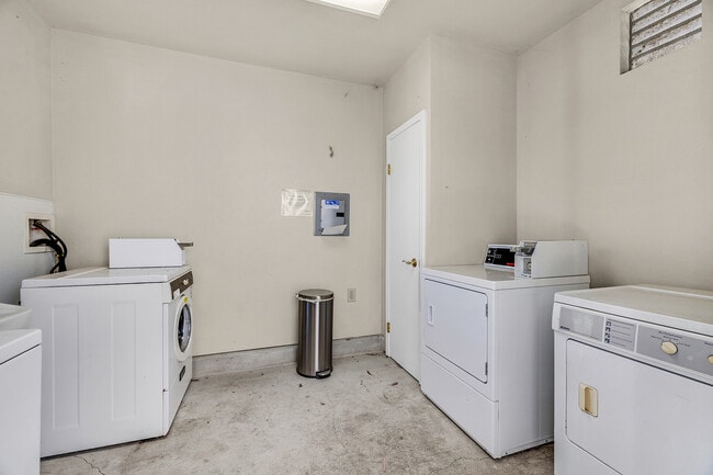 Building Photo - 4067 Vineyard Ave