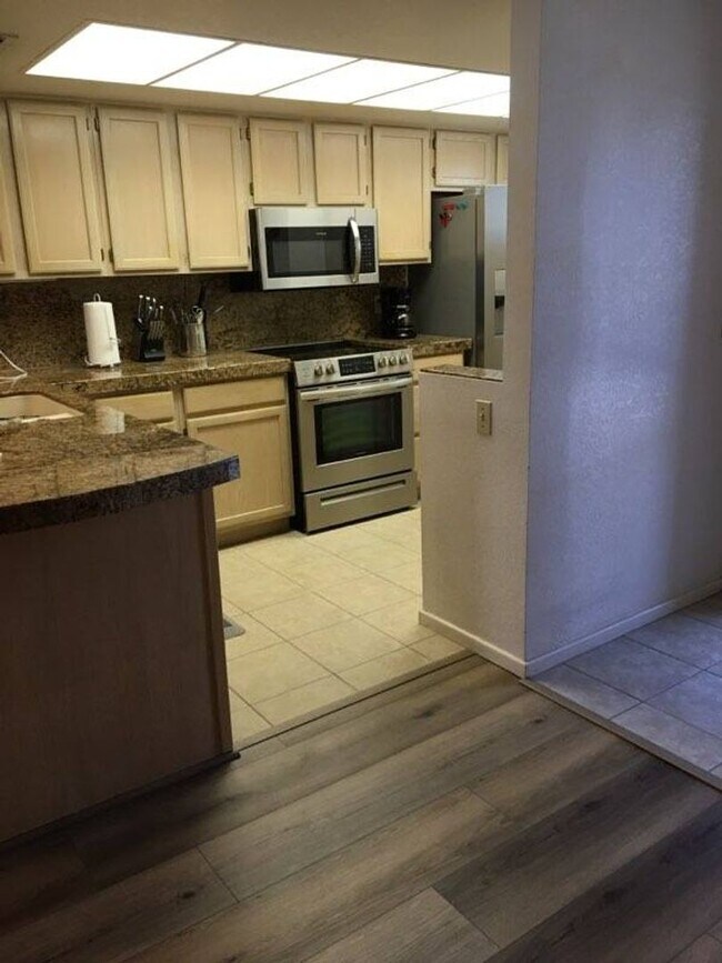 Building Photo - Furnished Condo Summer Rental