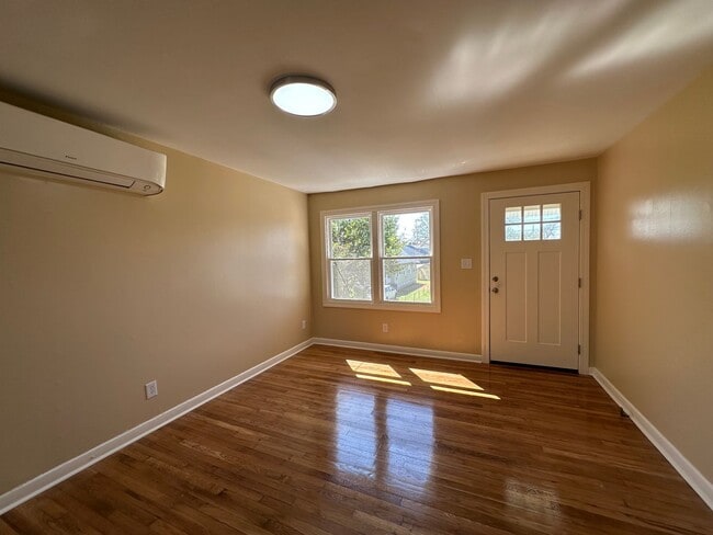 Building Photo - Renovated 3 Bed 1 Bath House