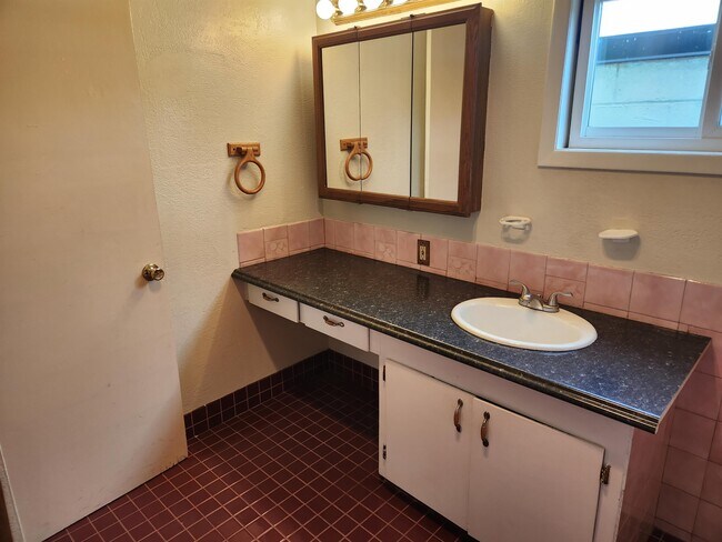 Building Photo - 133 SE Main St