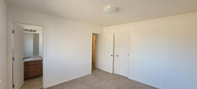 Building Photo - 840 Heather Pl