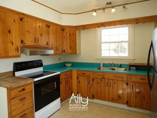 Building Photo - 1605 Cambridge Cir