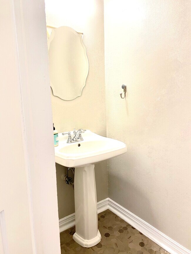 Building Photo - 910 E 20th Ave