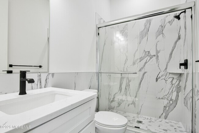 Building Photo - 527 Bangs Ave