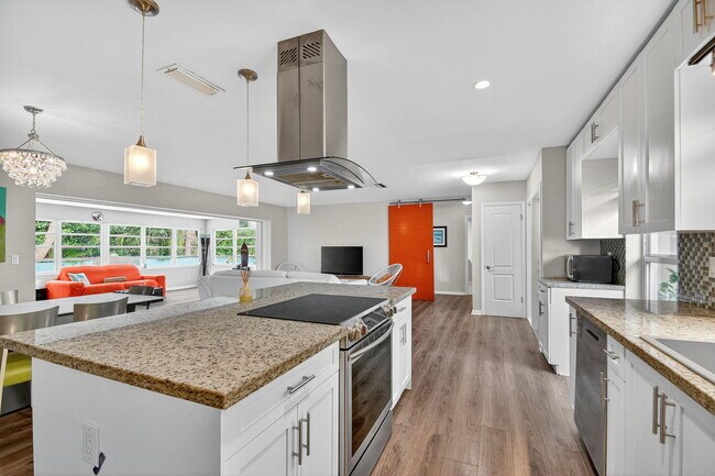 Building Photo - 113 Park Ln E