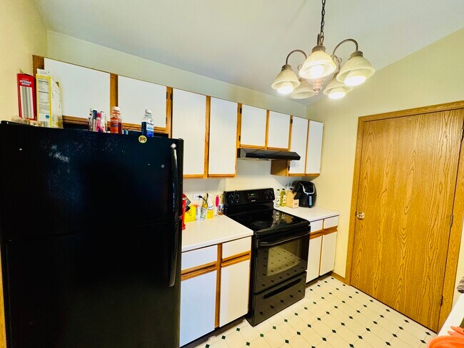 Building Photo - 531 Leah Ln