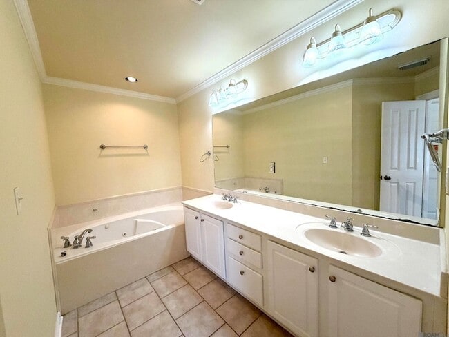 Building Photo - 18163 Pinehurst Dr