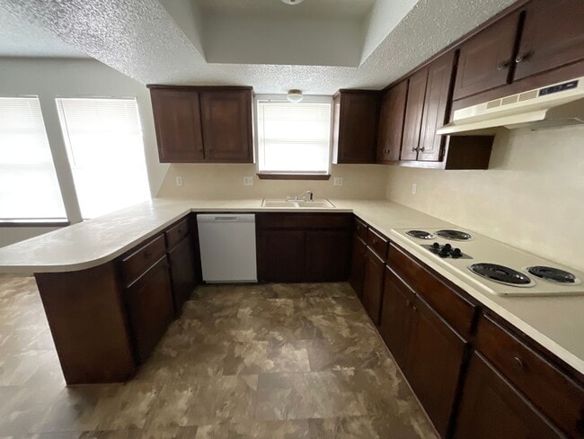 Building Photo - 3 bed, 2 bath, 2 car garage