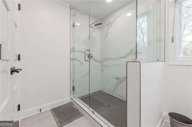 Building Photo - 4562 Columns Dr SE