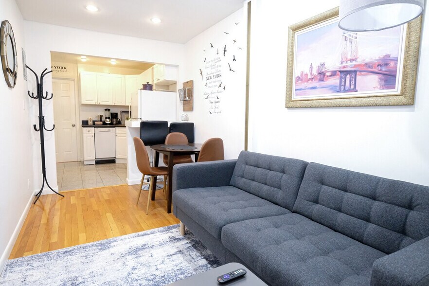 Building Photo - 305 E 104th St