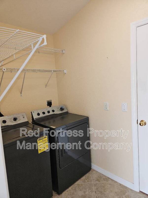 Building Photo - 1556 Scarlett Ave