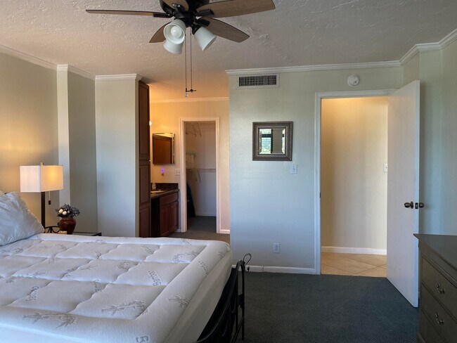 Building Photo - 4 Royal Palm Way