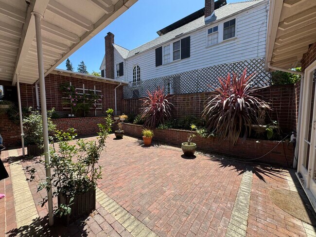 Building Photo - 2710 Belrose Ave