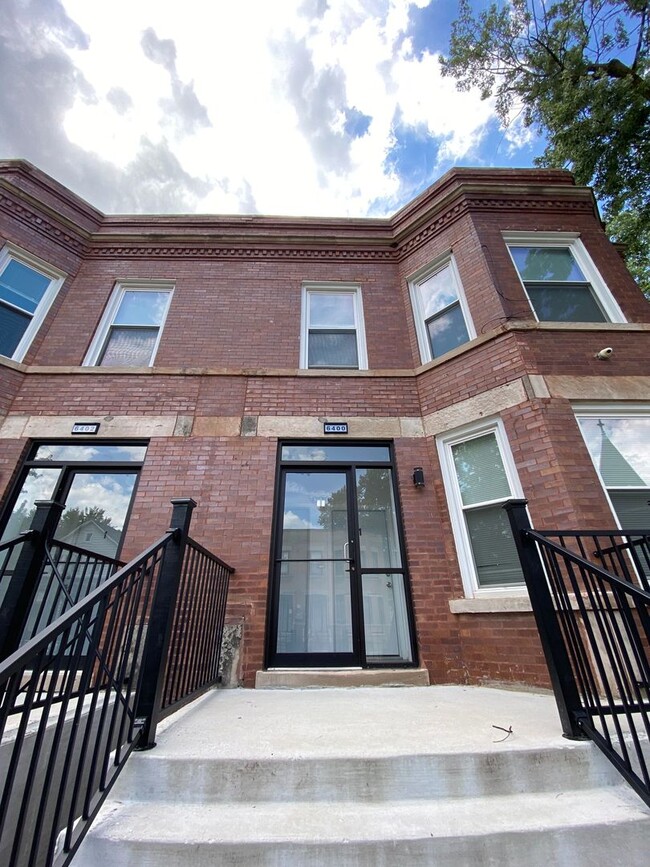 Building Photo - Spacious south side 5 bedroom beauty
