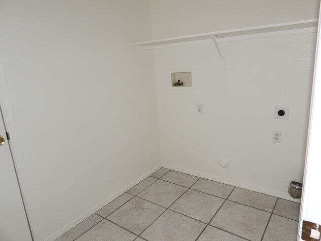 Building Photo - 5 bedroom 3 bath