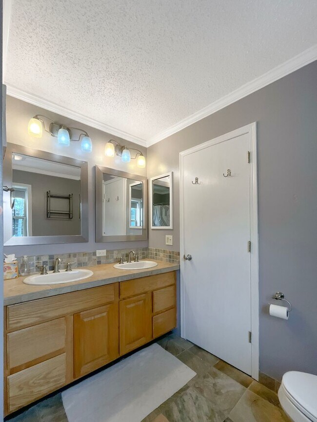 Building Photo - On Bus Route! 2bed/2.5 Bath, Sunny Town House!