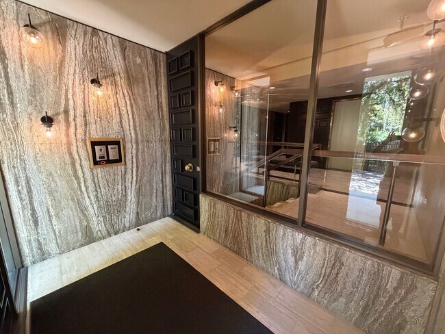 Building Photo - 3 bedroom | 2 bathroom | 4th floor condo in East Sacramento