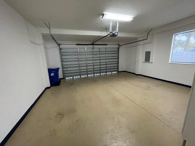 Building Photo - 2712 NE 30th Pl