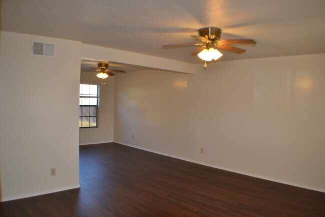 Building Photo - 1515 Bandera Dr