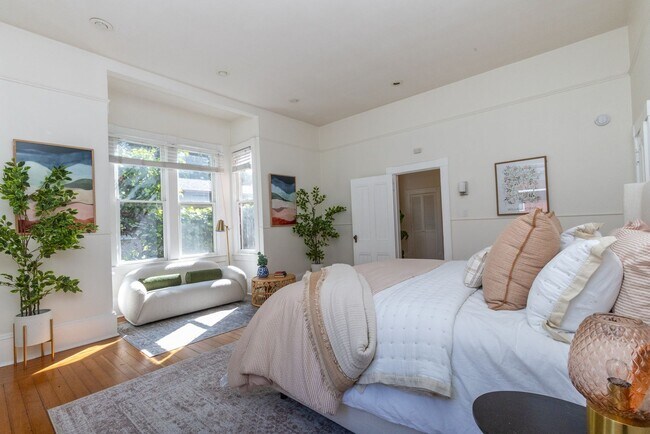 Building Photo - 703 Manzanita Ave