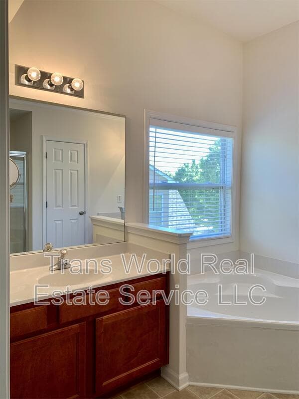 Building Photo - 2202 Jasmine Glen Dr