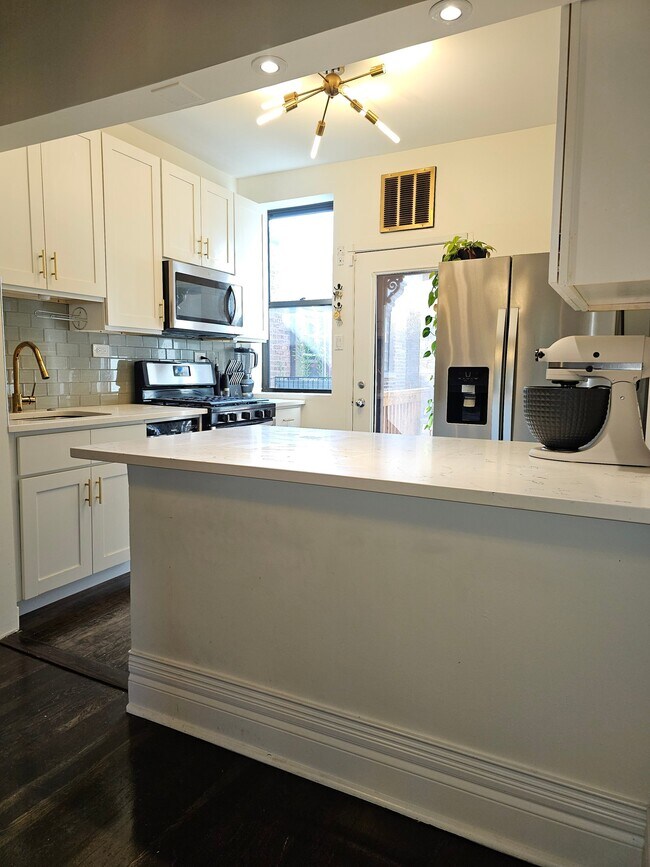 Building Photo - 539 W Brompton Ave