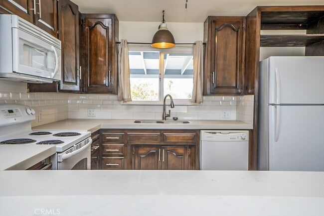 Building Photo - Beautiful 2 Bedroom Home