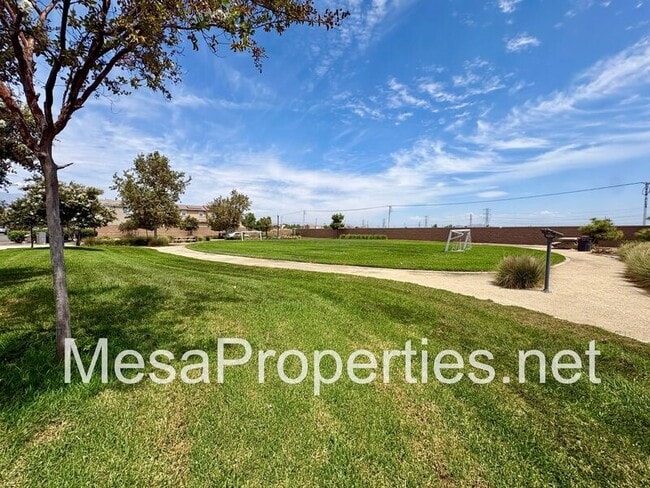 Building Photo - 3244 E Yellowstone Dr