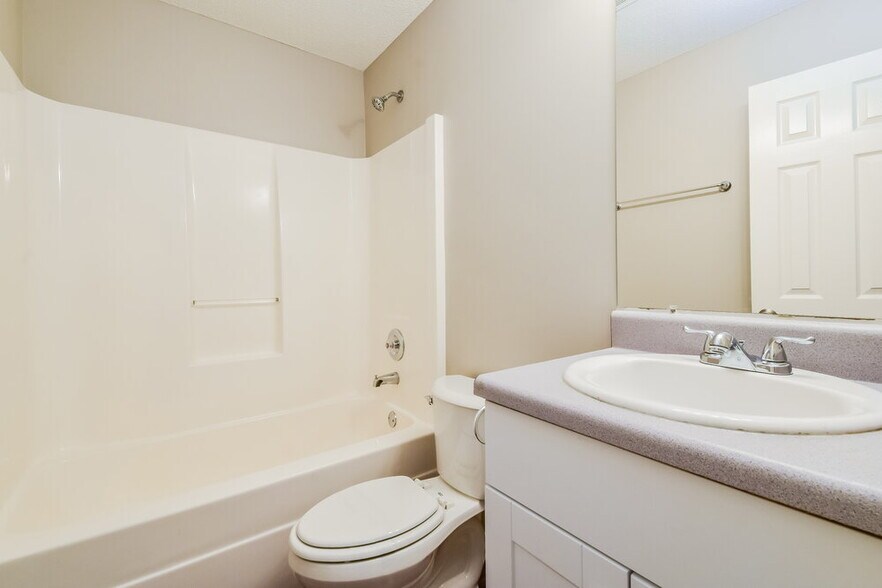 Building Photo - 761 Woodwind Dr