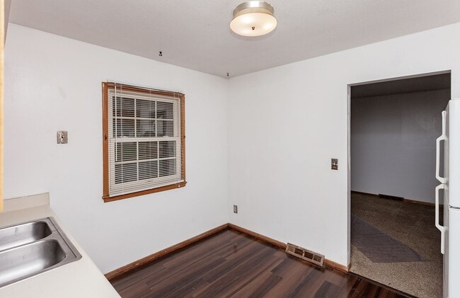 Building Photo - CHARMING! 2 Bedroom, 1 Bathroom Duplex in Des Moines!!