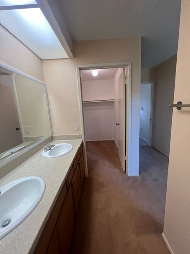 Building Photo - Beautiful 3 Bedroom, 2 Bathroom Sylmar Home! Ready for Move-In!