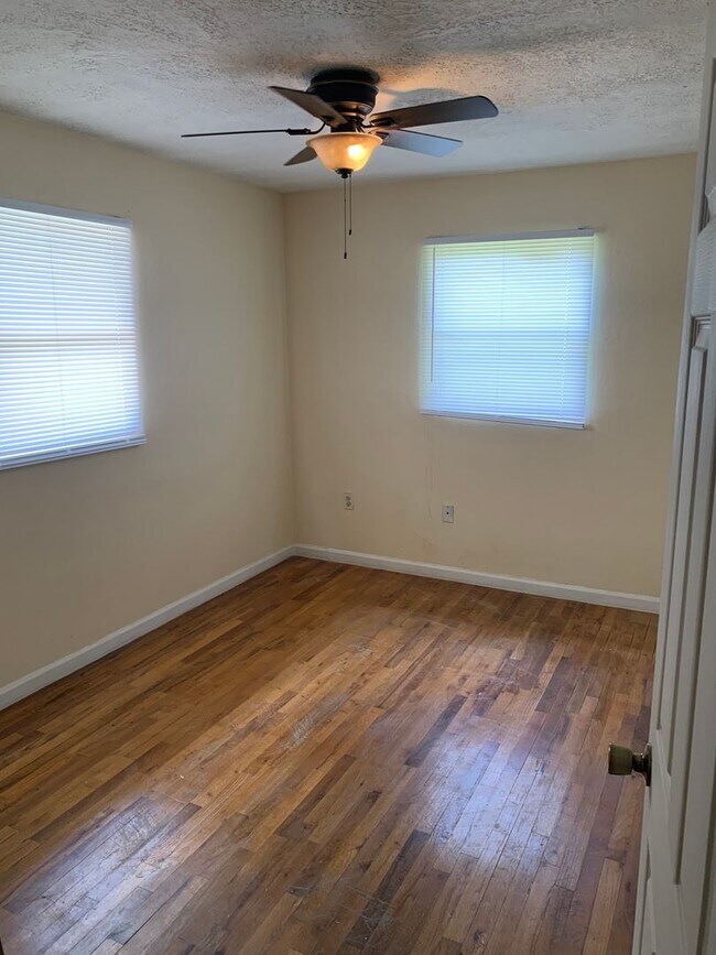 Building Photo - House with big yard close to airport