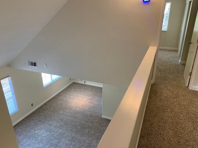 Building Photo - Great home near Shopping Centers!