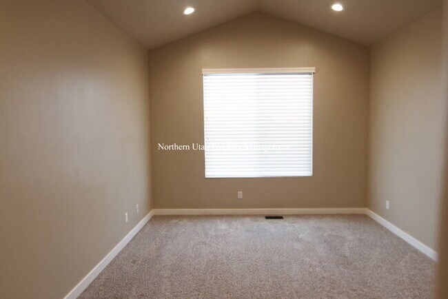 Building Photo - Beautiful Layton Home