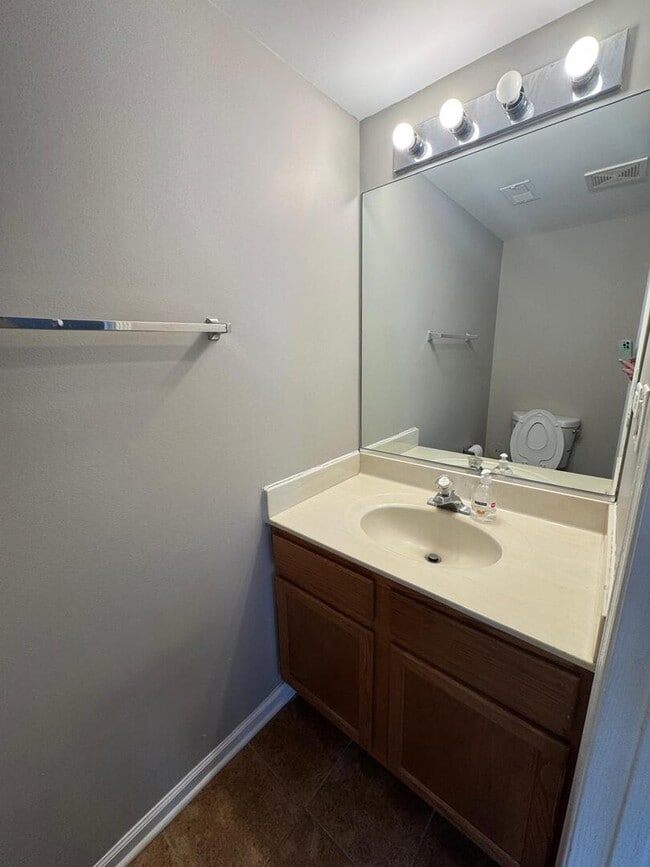 Building Photo - 689 E Whispering Oaks Ct