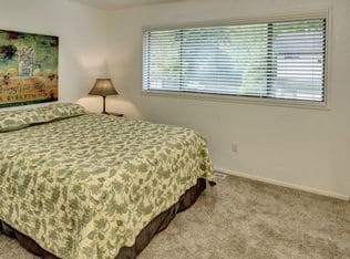 Building Photo - Beautiful 2 story Townhome in Juanita Kirk...