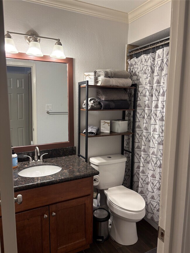 Building Photo - 732 Memorial Mews St