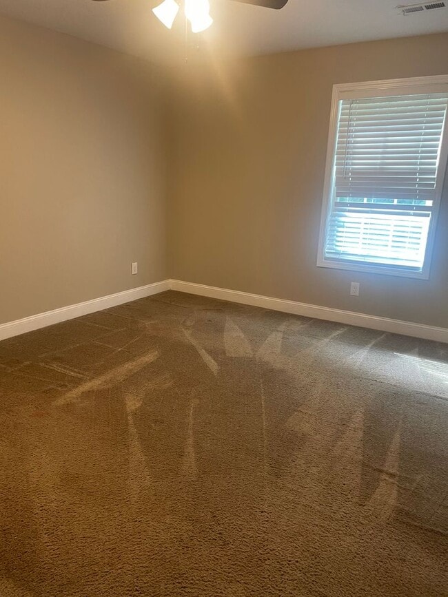 Building Photo - Knoxville 37918 - 2 bedroom, 2.5 bath townhome - Contact Lisa Vineyard and Shannon Russell (865) ...