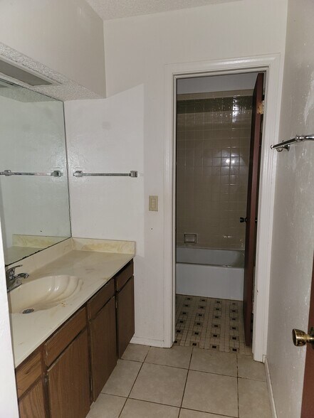 Building Photo - 8112 Azalea Ave