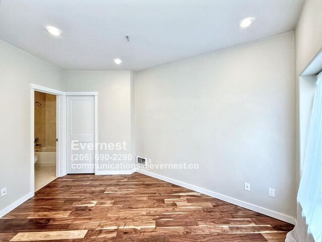 Building Photo - Charming 2-Bed, 2-Bath Apartment in a Conv...