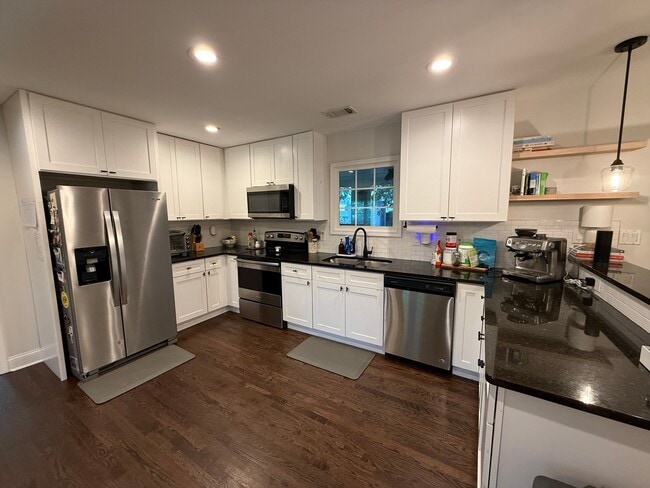 Building Photo - 1594 Boulderwoods Dr SE