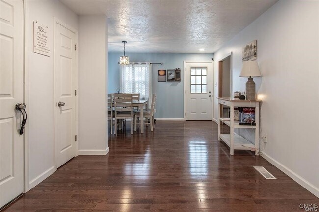 Building Photo - 215 Francis St