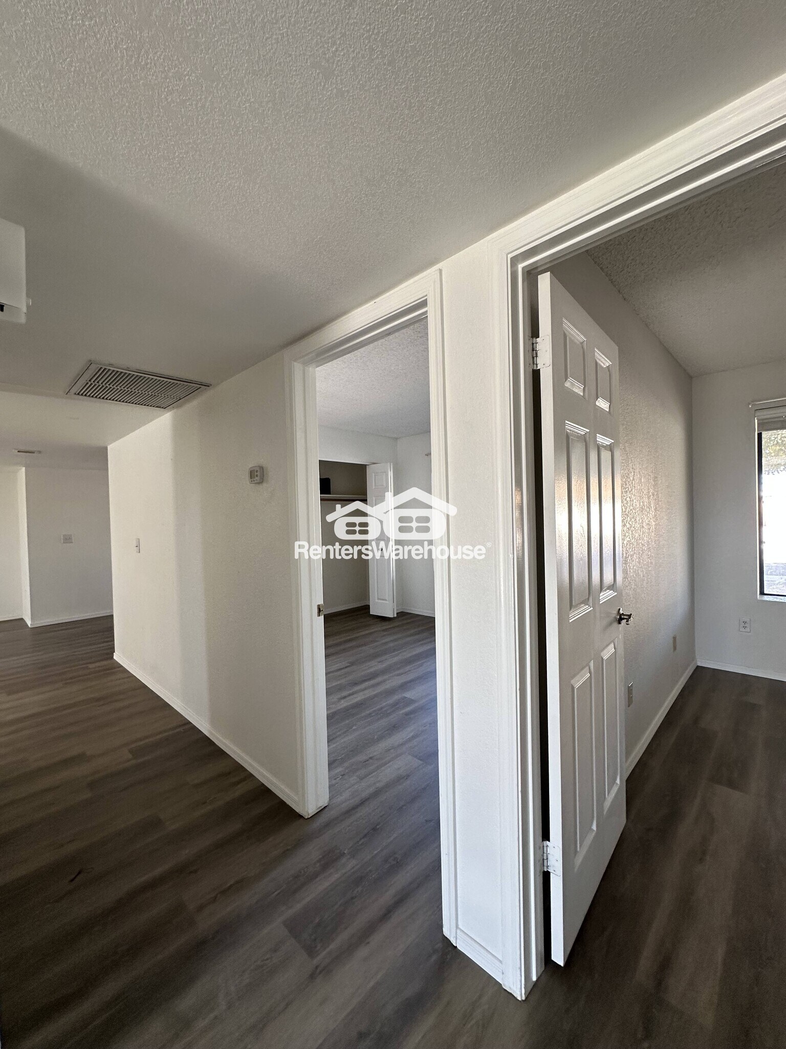 Building Photo - 1011 E Renee Dr