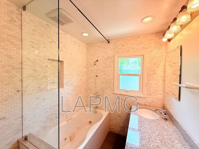 Building Photo - 16457 Gledhill St