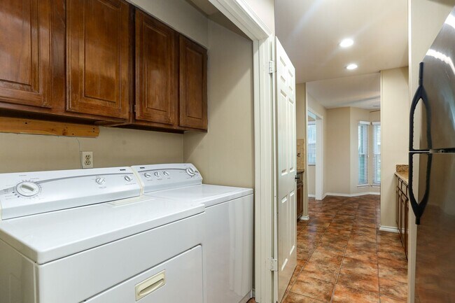 Building Photo - 2Bd Condo in Gated Community! Available November!