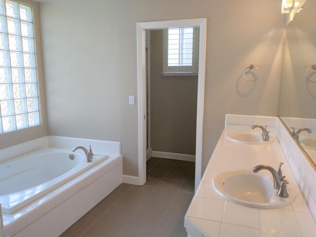 Building Photo - 553 W Fallbrook Ave