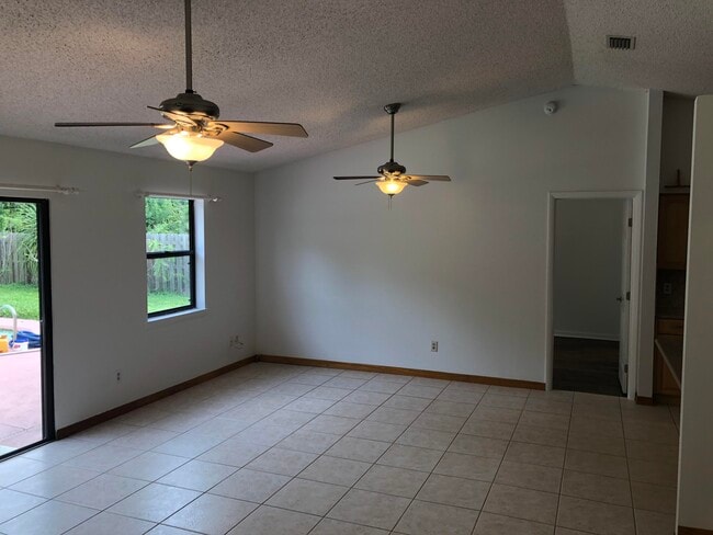Building Photo - 4063 SE Jacaranda St
