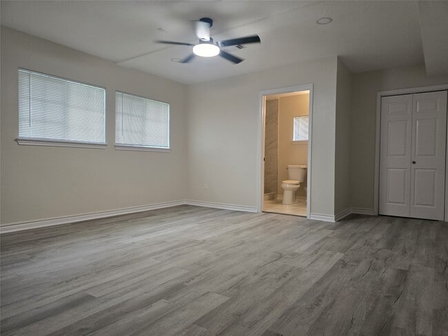 Building Photo - 10518 Royal Oaks Dr