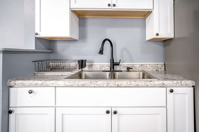 Building Photo - 176 Grand Ave